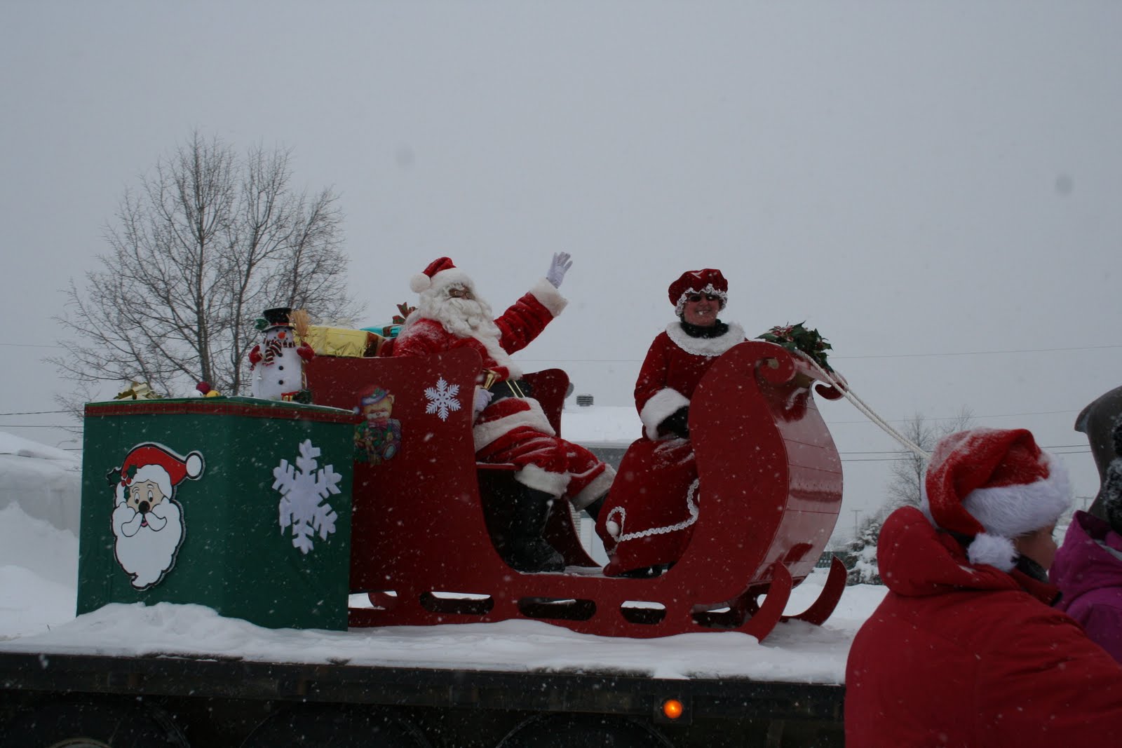 Zoë et Philippe La parade du PèreNoël de la ville