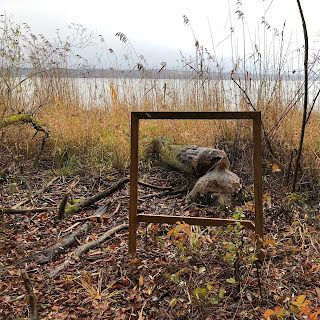 Klaus Peter Wershofen und der Biber Biberskulptur am Ammersee Skulpturenweg