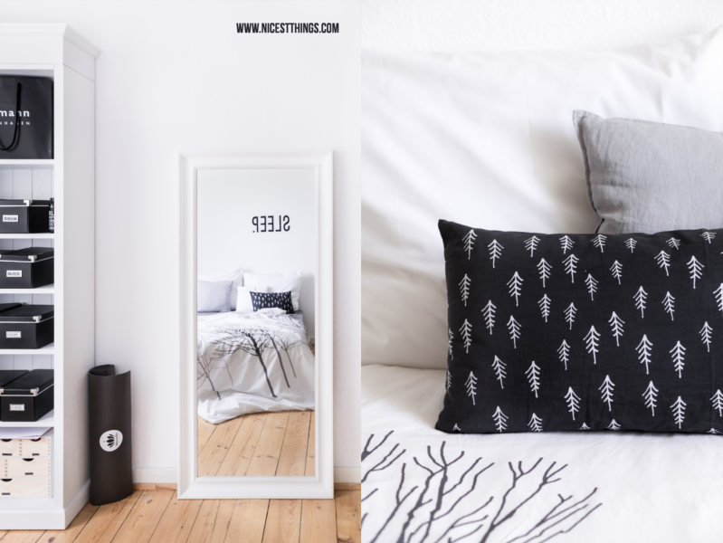 Schlafzimmer Schwarz Weiss mit Tannenbaum-Kissen