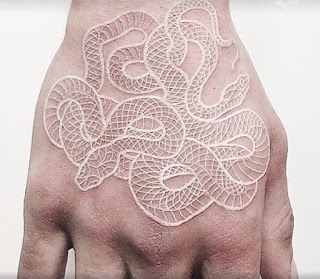 tatuaje blanco en la mano de serpiente