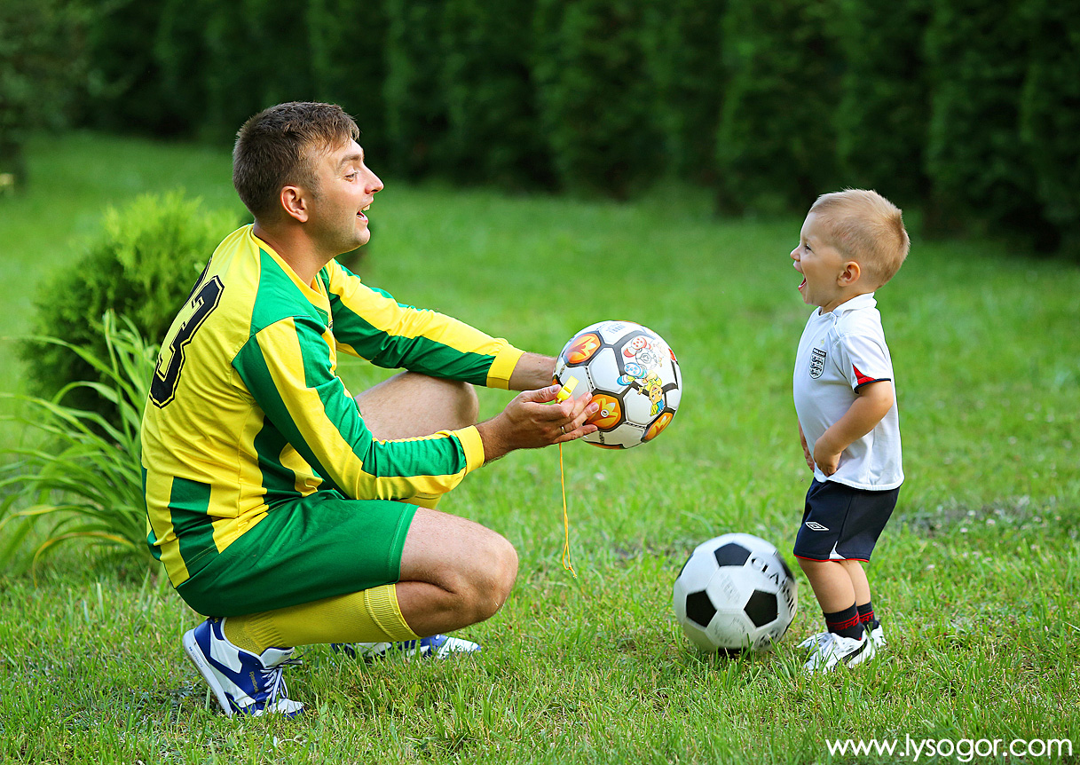 Папы играют в футбол. Дети футболисты. Мальчик футболист. Детский футбол. Фотосессия футболистов детей.