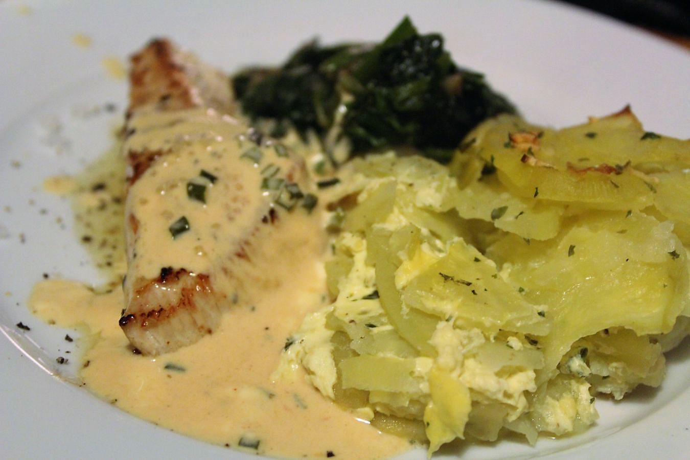 Putenschnitzel, Spinat, Kartoffelgratin und Sahnesoße – glatzkoch.de