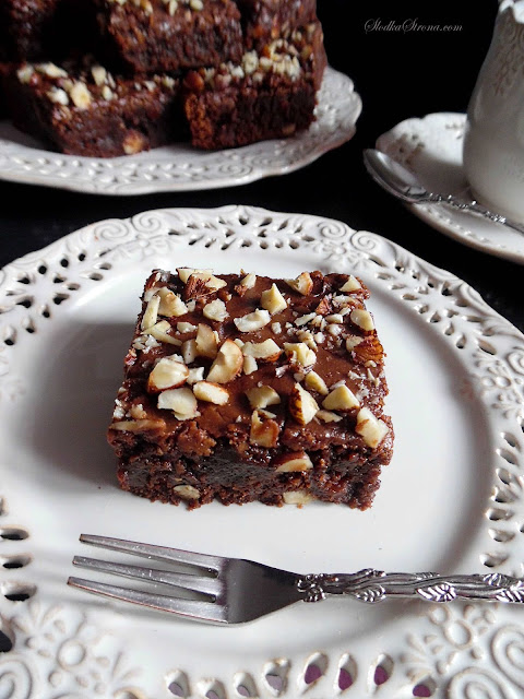 Ciasto Czekoladowe z Orzechami Laskowymi (Brownies z Orzechami Laskowymi) - Przepis - Słodka Strona