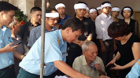 Xuc dong canh que huong don liet sy Tran Quang Khai tro ve - Anh 4