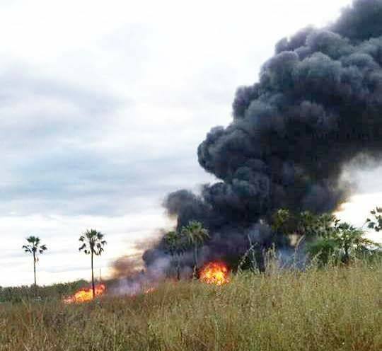 Resultado de imagem para Carreta tomba, explode e motorista morre queimado na RN-118