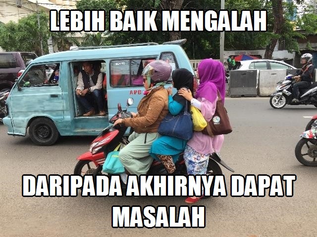 24 Meme Lucu Saat Ibu Ibu Naik Motor Bikin Berkendara Harus