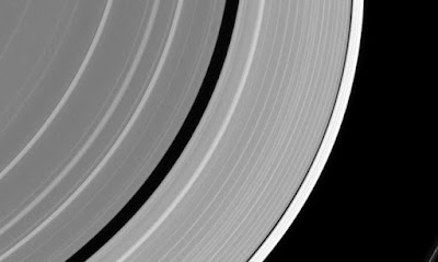 Μυστηριώδες αντικείμενο «έσπασε» ένα από τα δαχτυλίδια του Κρόνου  