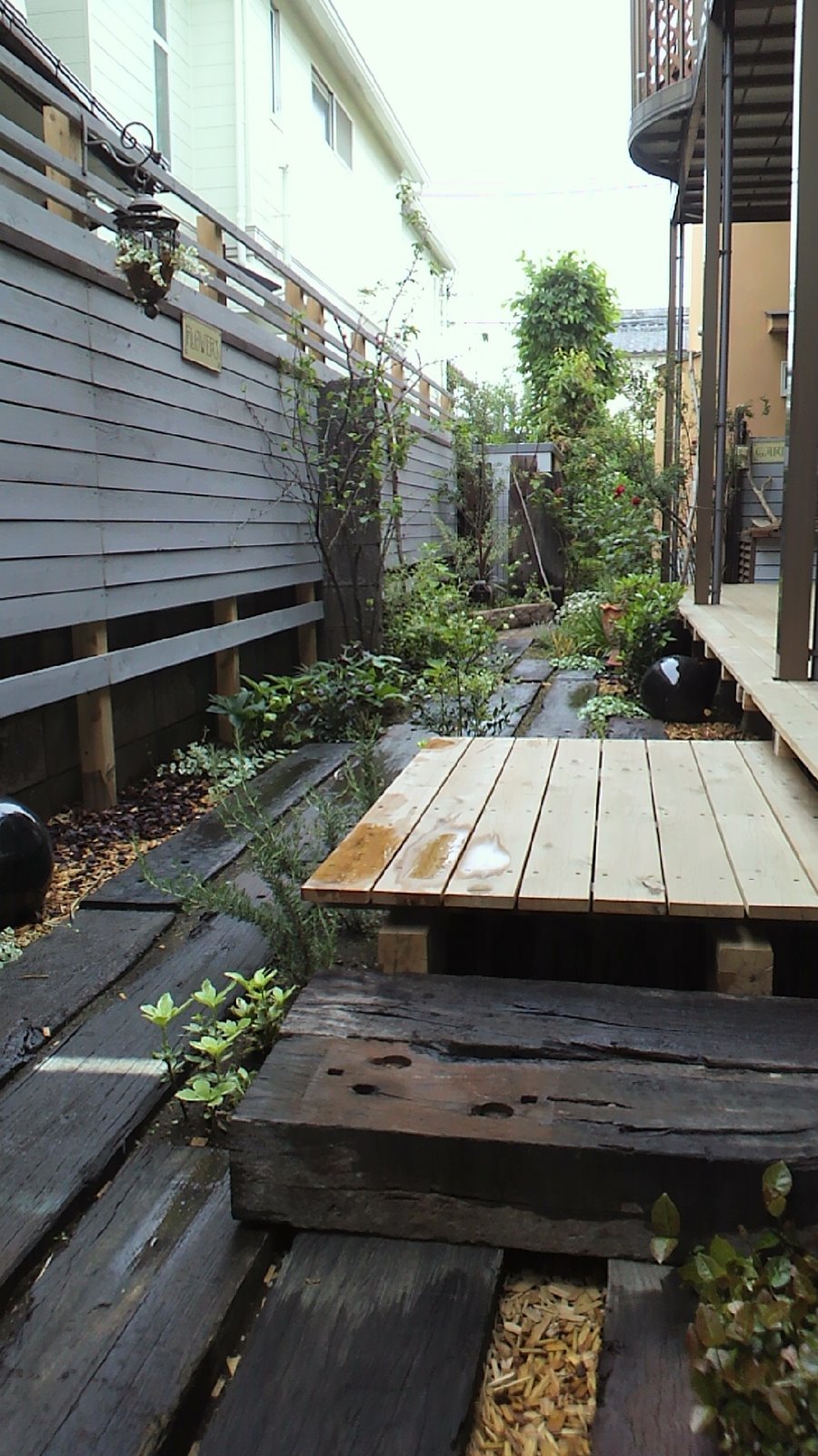 hanahana GARDENS M邸 ウッドデッキのある半日陰の庭