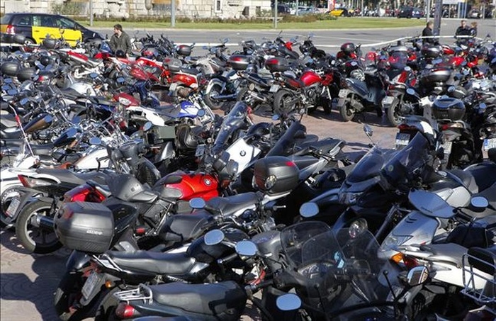 CHLK: CiU quiere limitar el aparcamiento de motos en las aceras