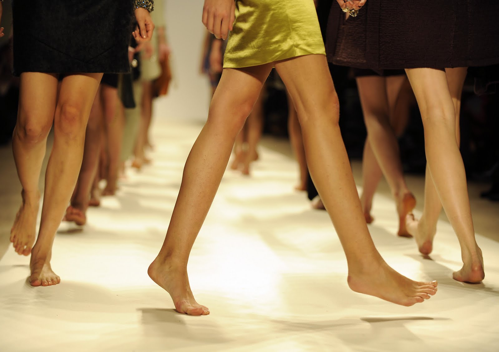 Танец на цыпочках. Красивые женские ноги походка. Модельные ноги. Ноги красивая ходьба. Подиум для ног.