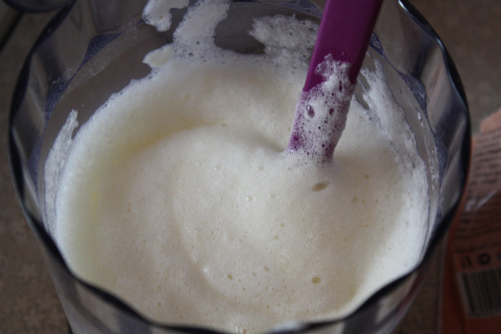 На просроченном молоке можно. Манник смазать сметаной. Манник залить горячим молоком. Что сделать из просроченного йогурта питьевого.