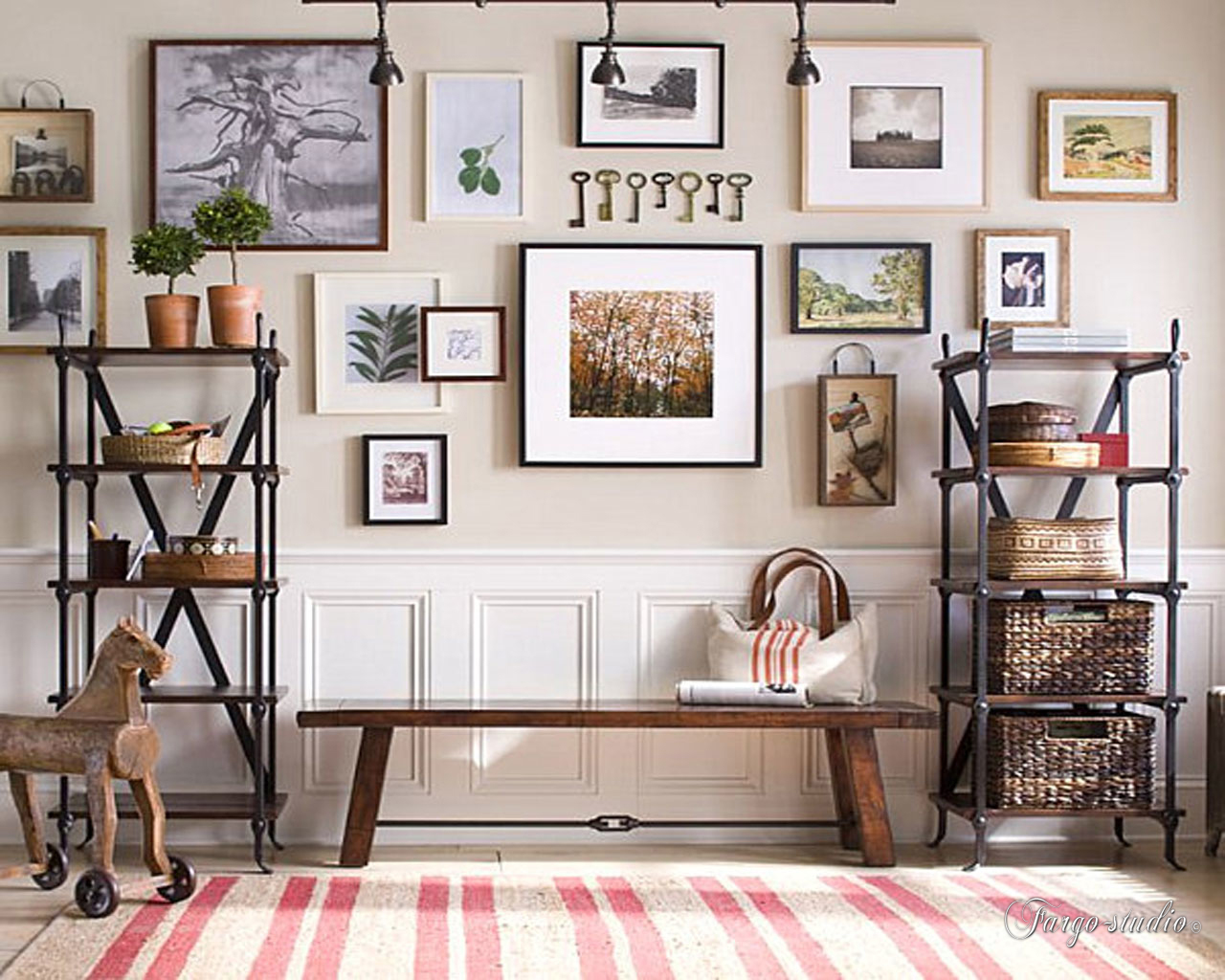 размещение картин в интерьере. фоторамки в интерьере квартиры. декоративные рамки на стену. стильный гардероб. настенные полки в интерьере.