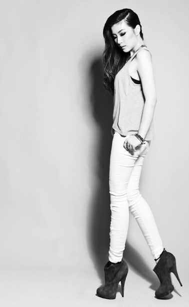 Warna Sebagai Elemen Foto cewek igo tantktop indoor Lihat foto cantik cewek igo cantik dengan celana jeans terbuka