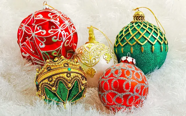 Rode, groene en zilveren kerstballen met goud
