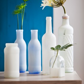 Manualidad de botellas de vidrio y cristal pintadas convertidas en floreros