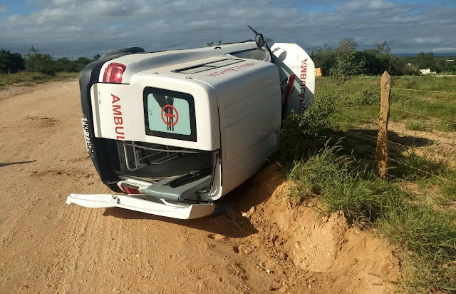 Ambulância da Prefeitura de Ourolândia tomba em estrada vicinal