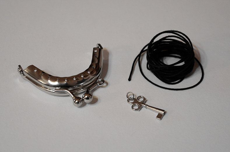 One of the 4 NECKLACE CLICK CLACK