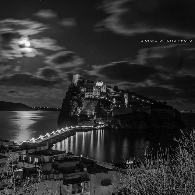 Ischia di Notte, Castello Aragonese, foto Ischia, Ischia Ponte, luna, moon, moonlight, Vesuvio, Procida , Vivara,