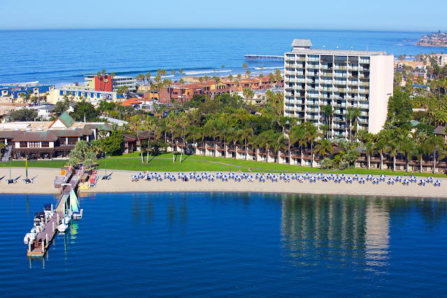 Hilton San Diego Resort & Spa on Mission Bay Drive has waterfront views located minutes from top attractions with in-room dining, spa services & more.