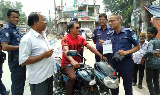 পলাশবাড়ীতে নিরাপত্তার ব্যাপারে সর্তকতা মুলক লিফলেট বিতরন