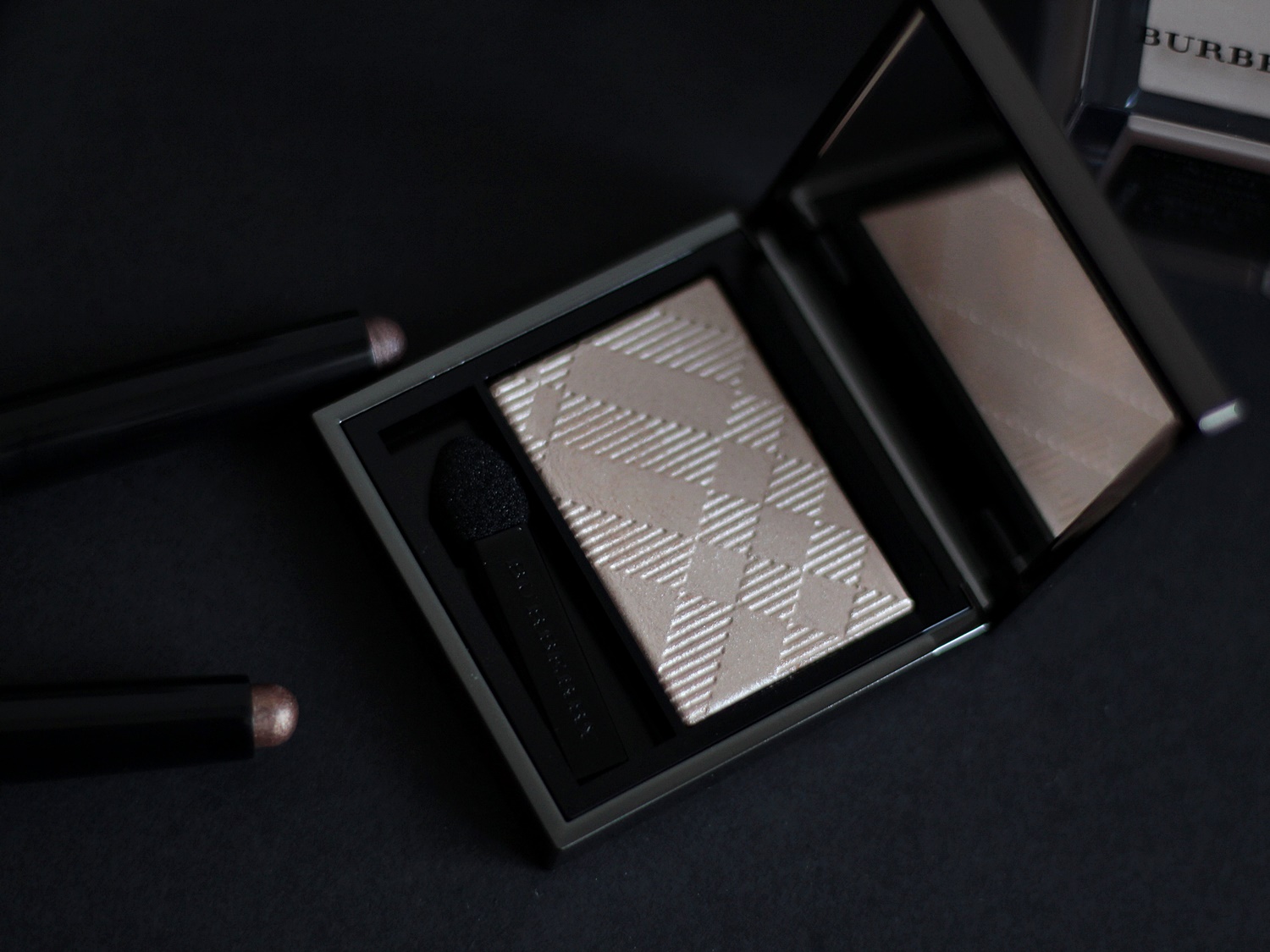 burberry-wet-dry-glow-shadow-gold-pearl