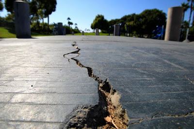 Gempa bumi atau earthquake adalah fenomena alam yang terjadi di kulit bumi Klasifikasi Gempa Berdasarkan Jenisnya