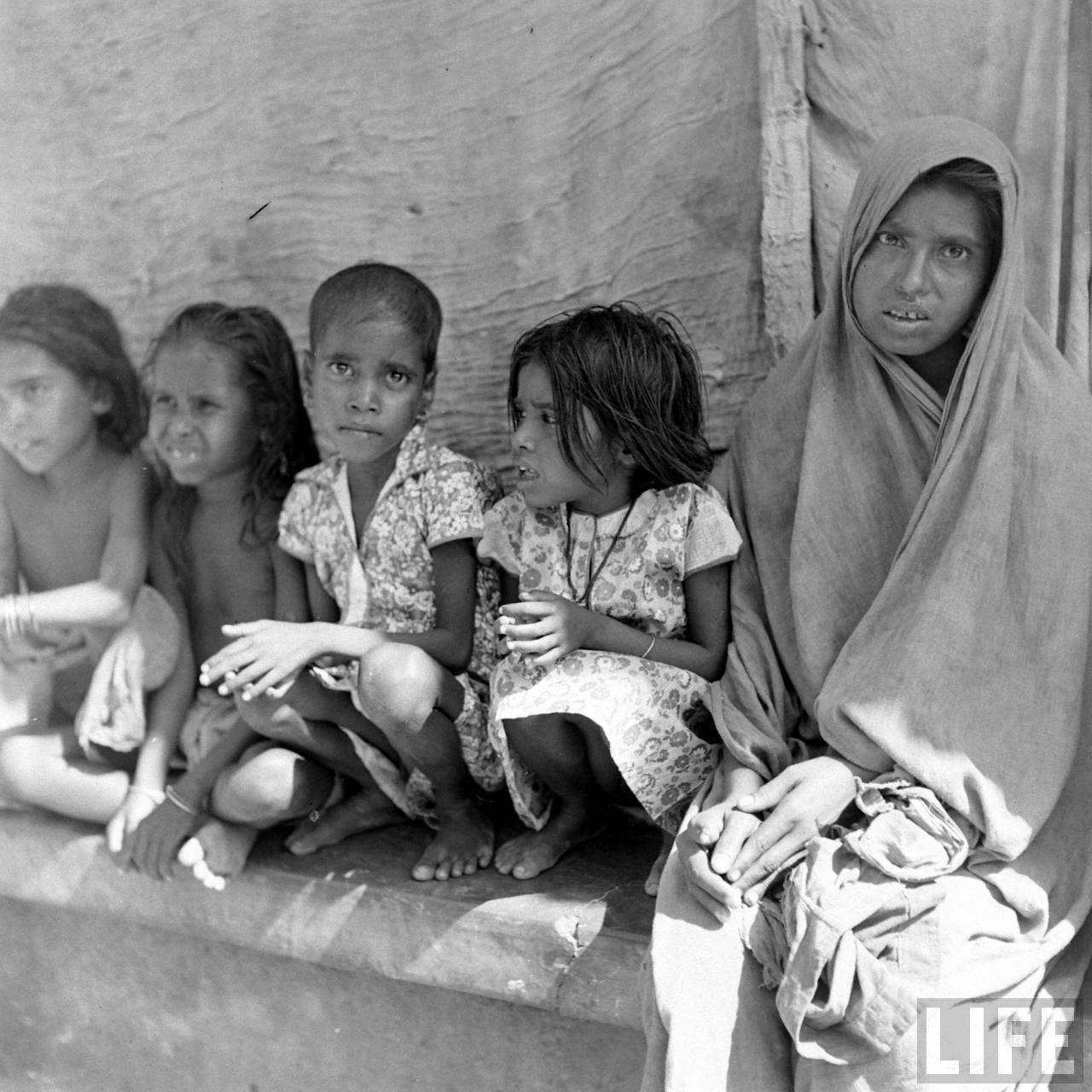 Bengal famine of 1943 Part - 3 - Old Indian Photos