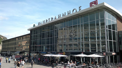 Kölnin päärautatieasemalla voi istuskella tuomiokirkon portailla junaa odotellessa.
