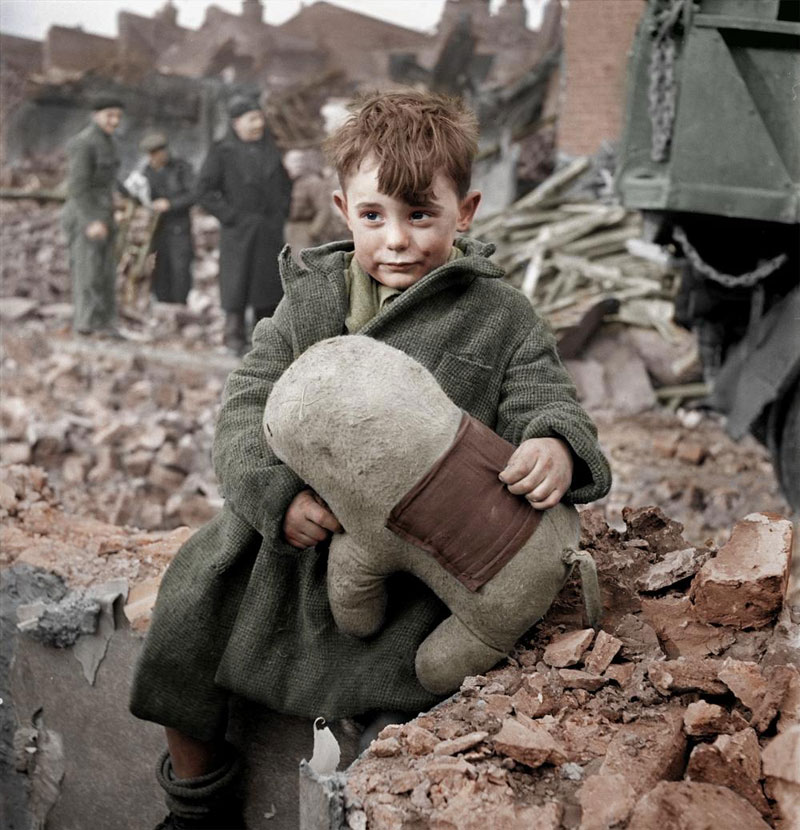 Muchacho sosteniendo un juguete de peluche en Londres, 1945