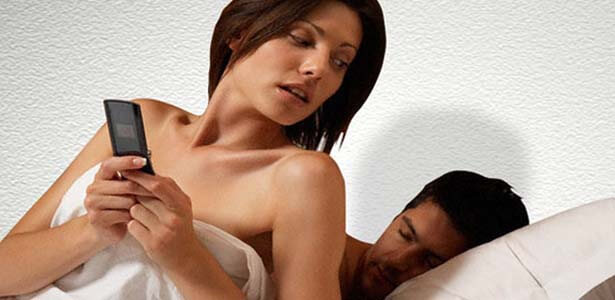 Mujer es infiel por Facebook mientras su esposo duerme