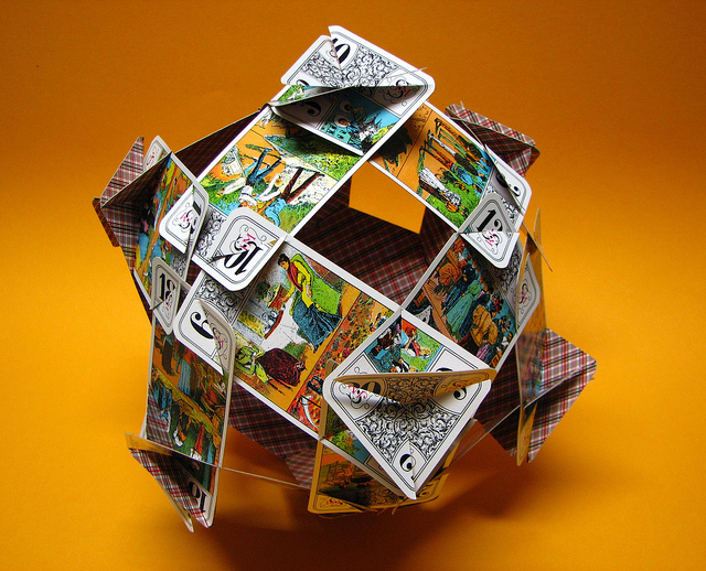 Что можно сделать из старой карты Ten Things You Can Make and Do With an Old Pack of Playing Cards Relógio diy, Ac