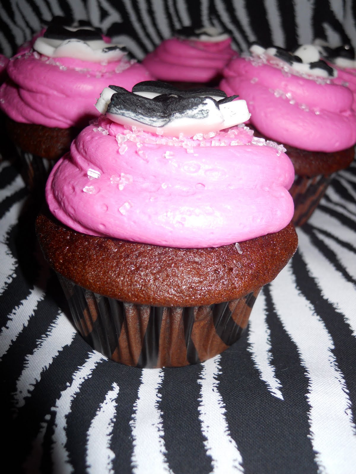 Jesicakes: Hot Pink and Zebra Cupcakes!