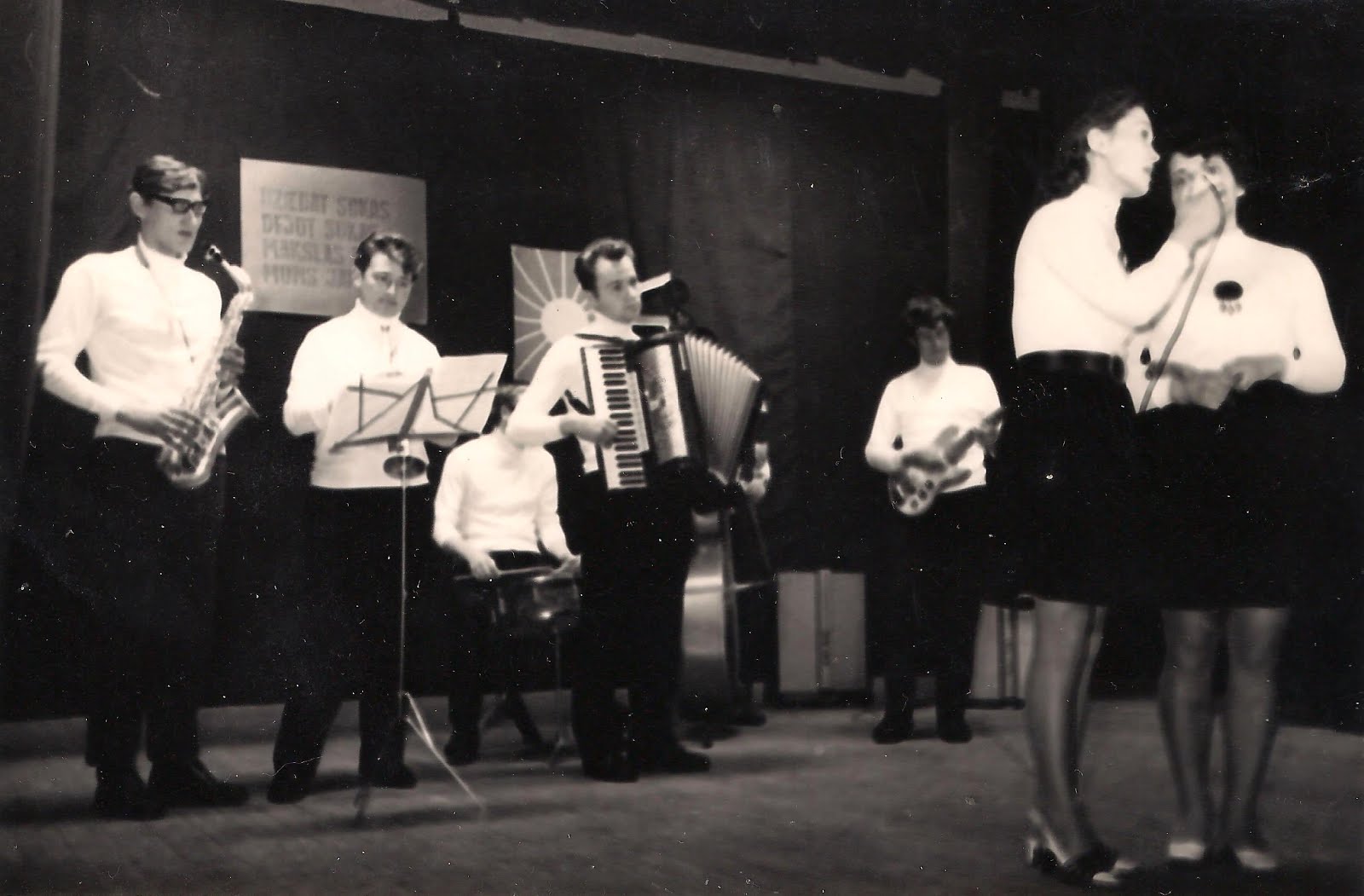 1971 . gadā Valles kultūras namā uzstājas Bebru estrādes orķestris