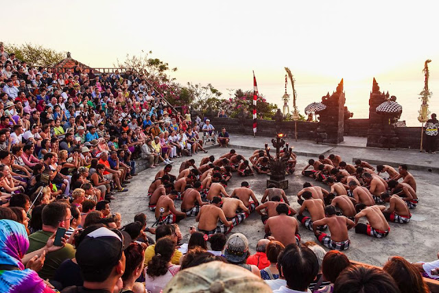 Pura Uluwatu sebagai Tempat Wisata Malam di Bali