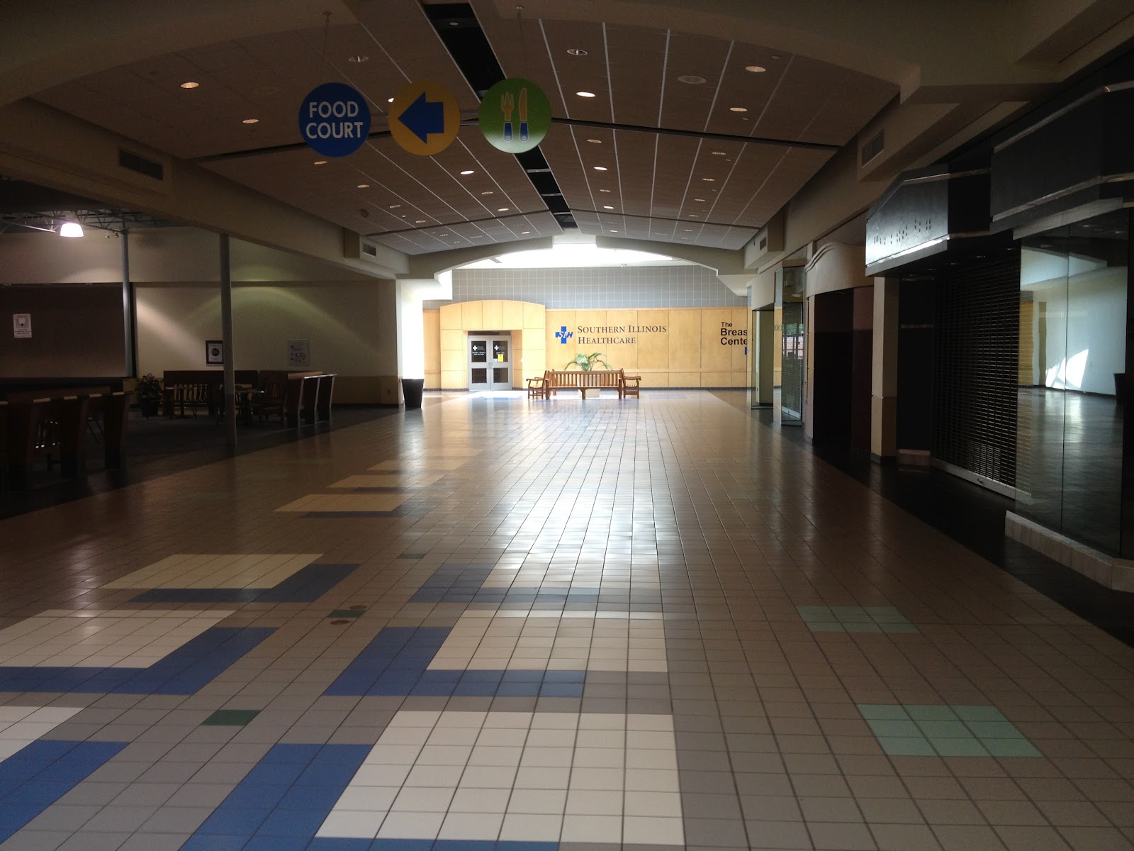 Dead and Dying retail University Mall in Carbondale, Illinois