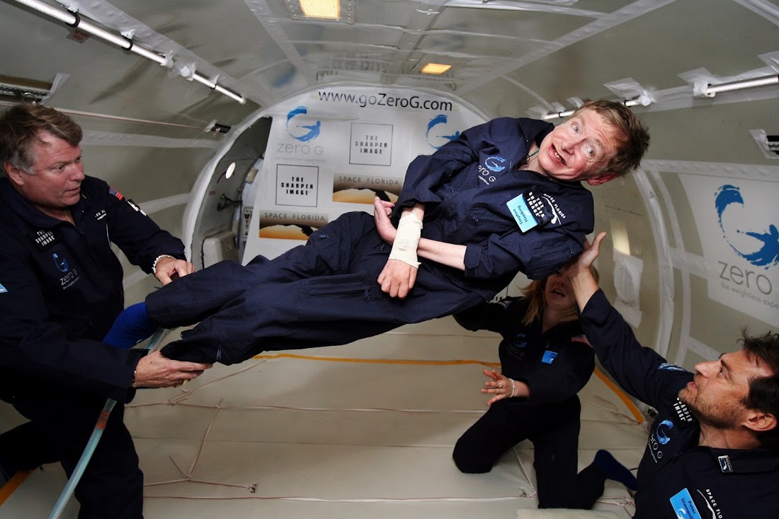 Stephen Hawking nổi lơ lửng bên trong khoang máy bay mô phỏng môi trường không trọng lực ở Đại Tây Dương. Hình ảnh: AP. Stephen Hawking nổi lơ lửng bên trong khoang máy bay mô phỏng môi trường không trọng lực ở Đại Tây Dương. Hình ảnh: AP.