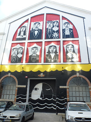 Naive Malerei an einer Hausfassade in Lissabon...