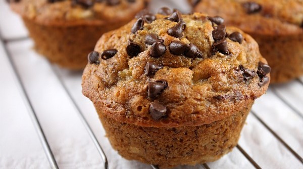 Low-Fat Banana Oatmeal Chocolate Chip Muffins , 7 smart points