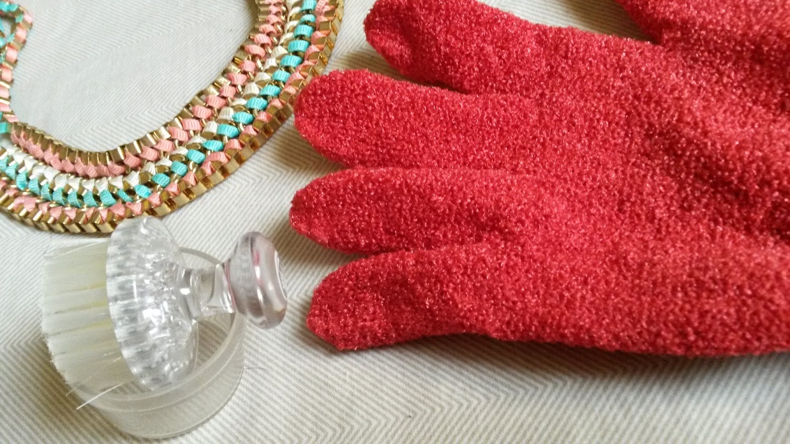 Quick review The Body Shop Facial Brush with lid and Exfoliating bath gloves ! Lets go Gemini!