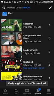 Memiliki fitur download filmnya dulu
