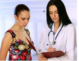 Doctora - doctora y paciente - paciente - clinica medica - estetoscopio - viendo un libro - consulta medica - dos mujeres bonitas - medico paciente
