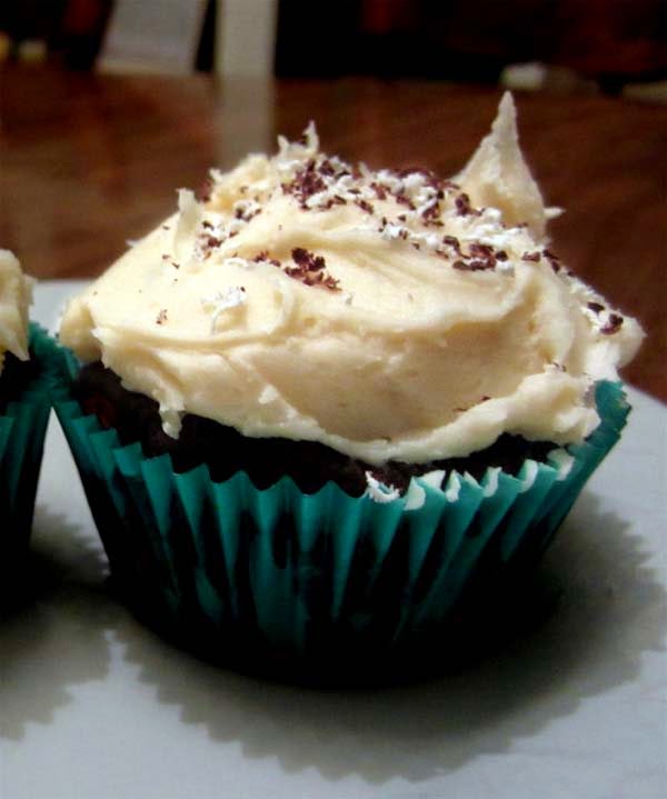 Cakes with Alcohol: Kahlua and Cream Chocolate Chunk Cupcakes. Perfect Food for Cinco de Mayo!
