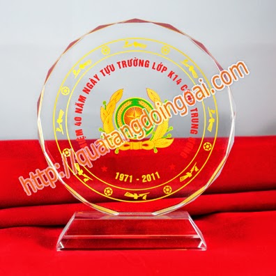 [Image: Kỷ+niệm+chương+pha+lê.jpg]