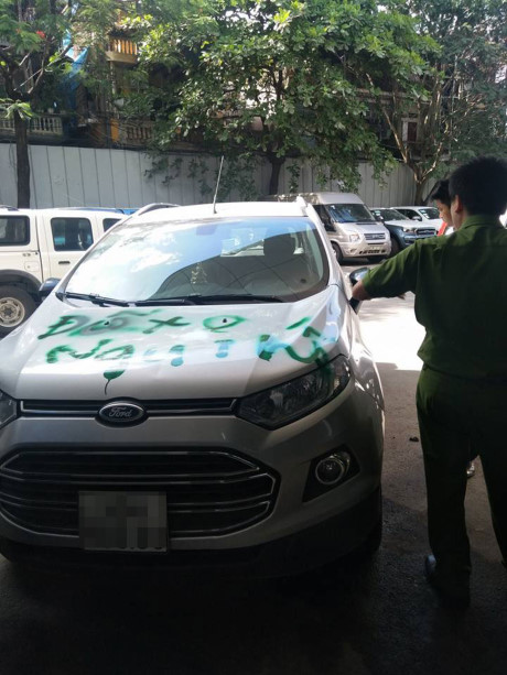 Ha Noi: Do chan cong, Ford EcoSport bi nguoi phu nu son chu khap xe - Anh 5