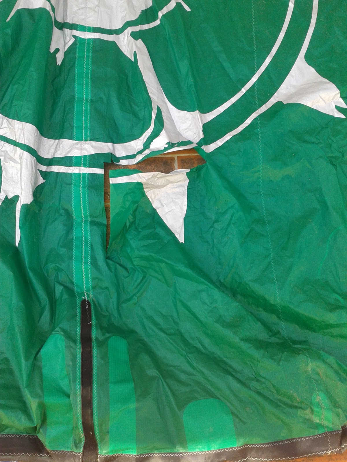 VIRUSKITESURF, REPARACION DE COMETAS Y APLICACION GRAFICA SLINGSHOT OCTANE