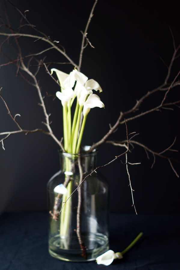 Blog + Fotografie by it's me! - Wohnen - weiße Calla mit Zweigen