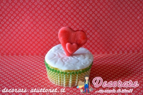 san valentino cupcake decorato con cuori