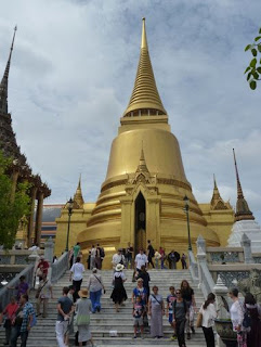 Gran Palacio Real de Bangkok, Phra Sri Ratana Chedi o Estupa Dorada. Gran Palacio Real de Bangkok, Phra Sri Ratana Chedi o Estupa Dorada.