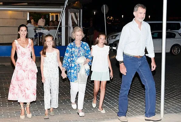 The Royal family altogether ate dinner at Ola del Mar Restaurant located at Portixol Harbour in Palma de Mallorca