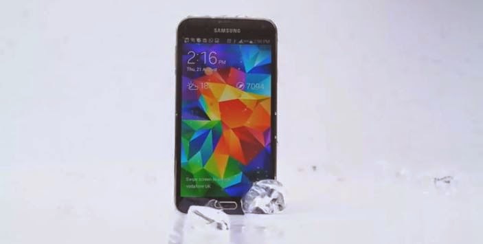 Galaxy S5 ينفذ تحدي دلو الماء المثلج و يتحدى آيفون 5  